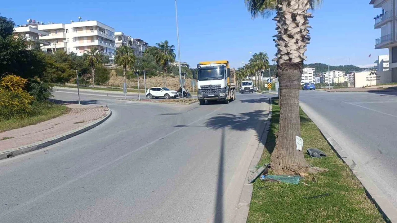 Kazaya karışan otomobilin palmiyeye çarpma anı kamerada