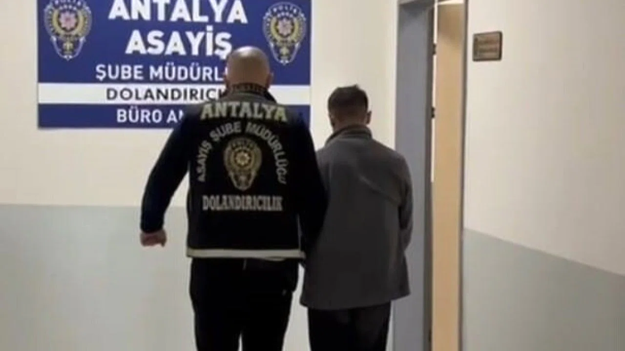 Kendisini MİT görevlisi olarak tanıtıp vatandaşı dolandıran şüpheli suçüstü yakalandı