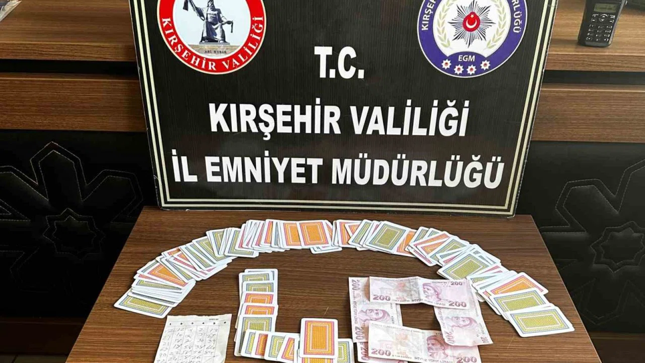 Kıraathanede kumar oynayan 4 kişiye para cezası