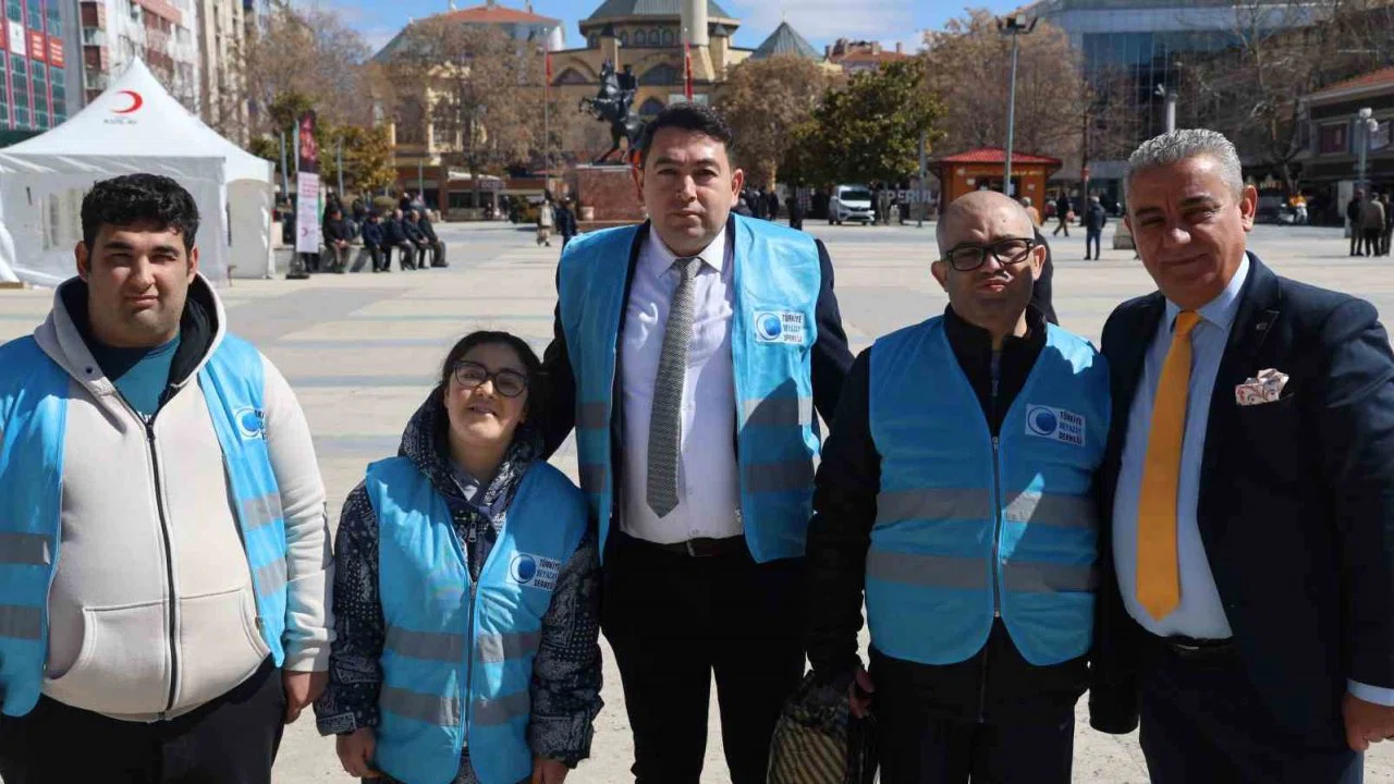 Kırşehir’de özel bireylerden kadınlara gül ve karanfil