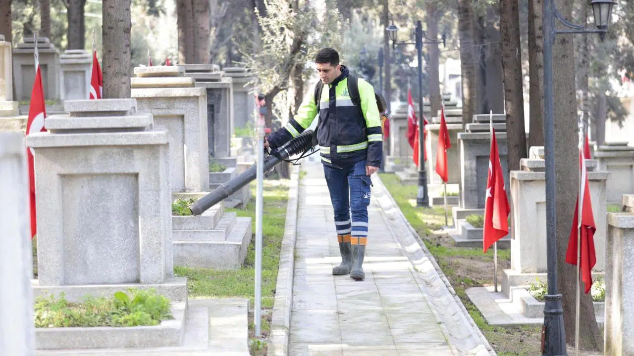 Konak’tan şehitlere vefa: Bayram öncesi temizlik ve bakım seferberliği