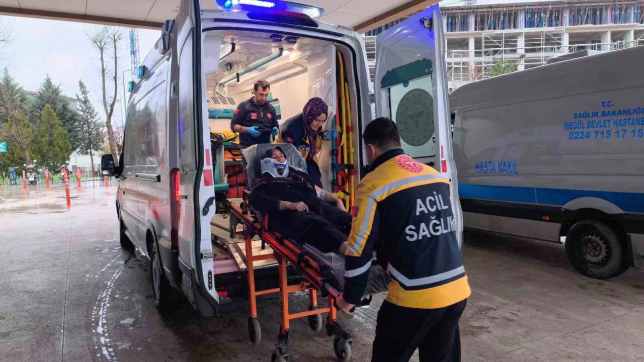 Kontrolden çıkan otomobil istinat duvarına çarptı: 4 yaralı