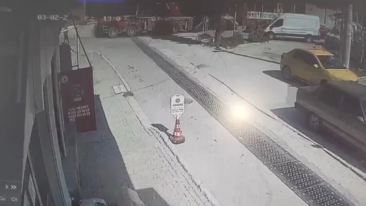 Kontrolden çıkan vincin otomobilleri sürüklediği anlar kamerada