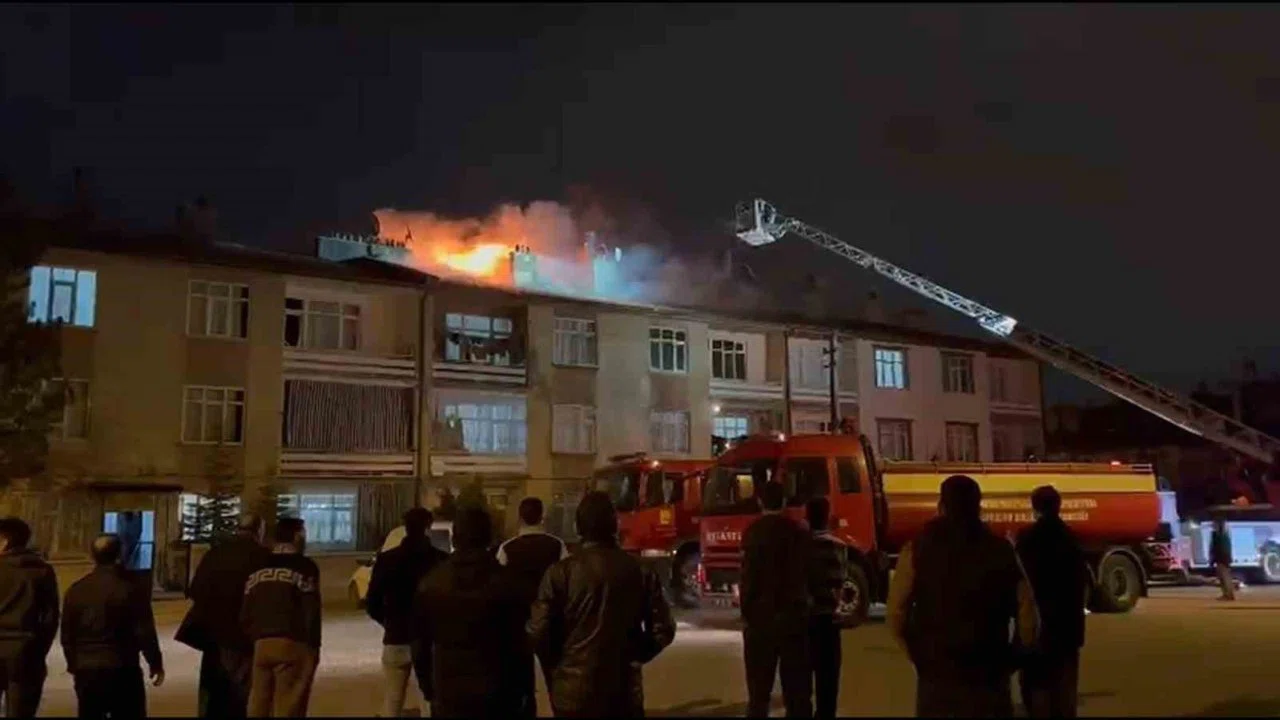 Konya’da 3 katlı apartmanın çatısında yangın paniği