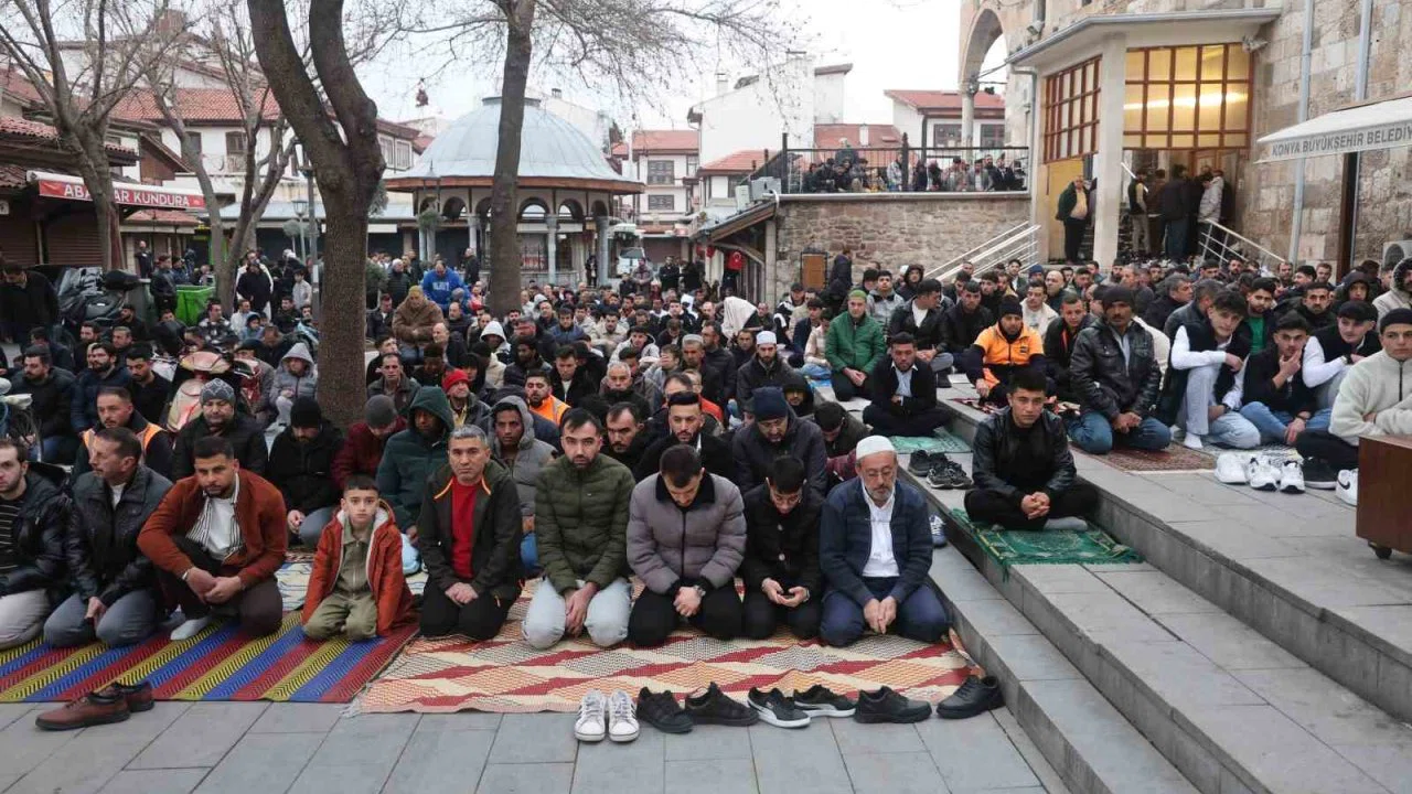 Konya’da Bayram Namazında camiler doldu