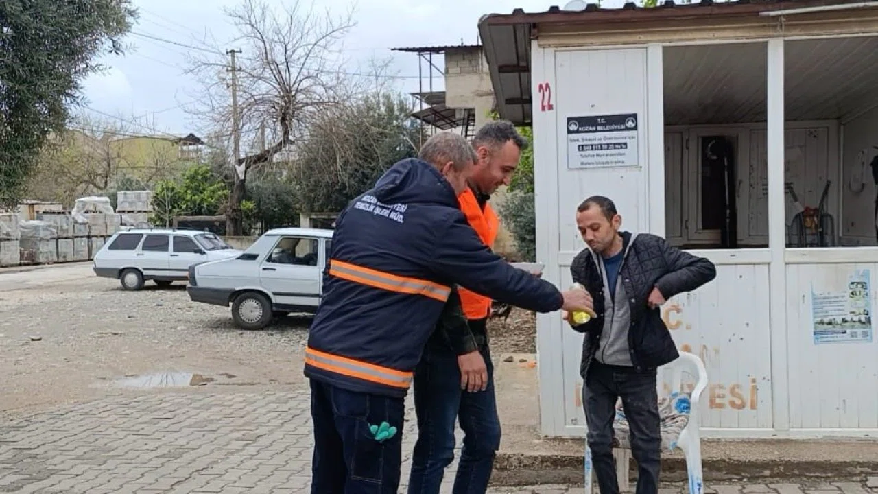 Kozan’da temizlik işçilerinden anlamlı bayramlaşma
