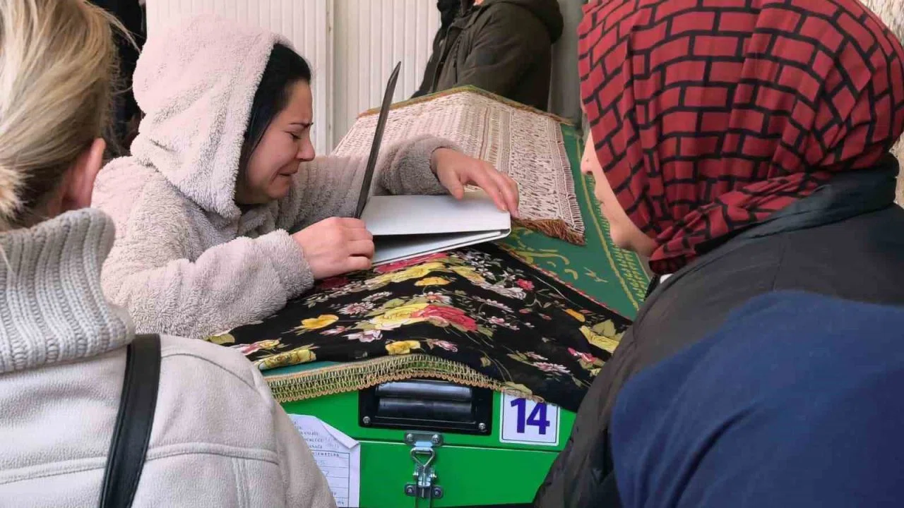 Küçük Öykü, gözyaşları arasında toprağa verildi