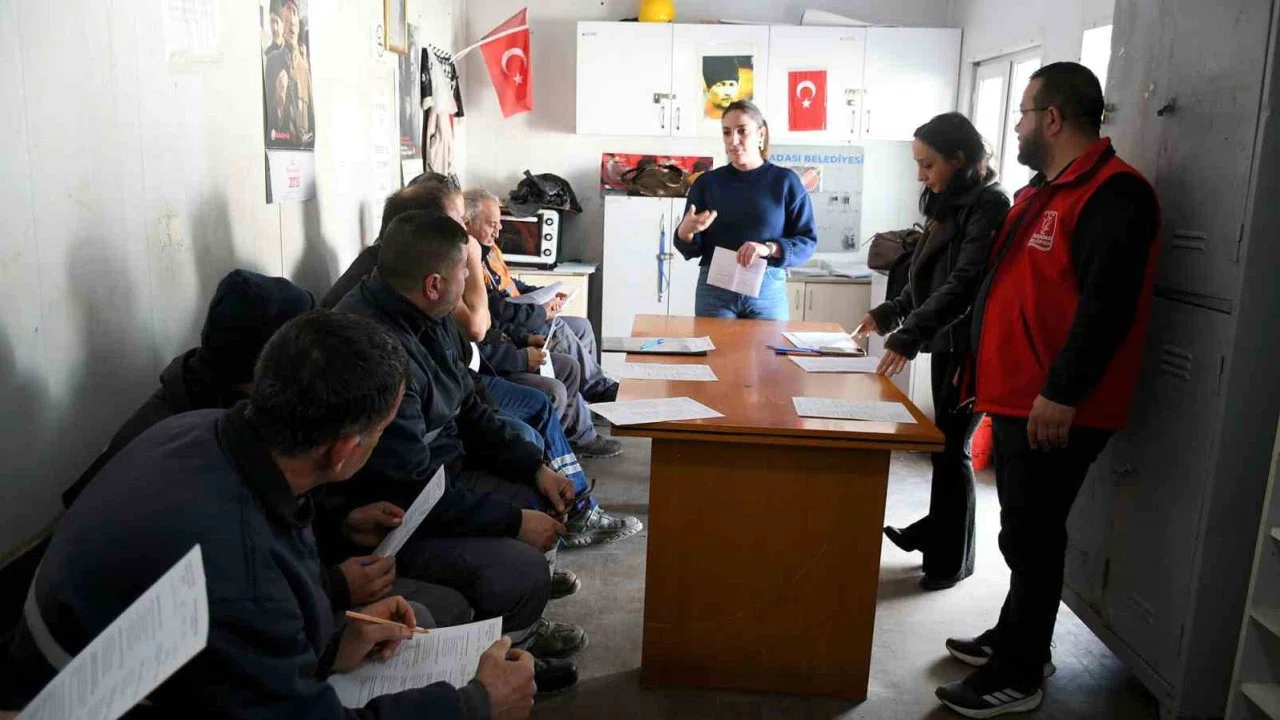 Kuşadası Belediyesi’nden personeline İş Sağlığı ve Güvenliği Eğitimi