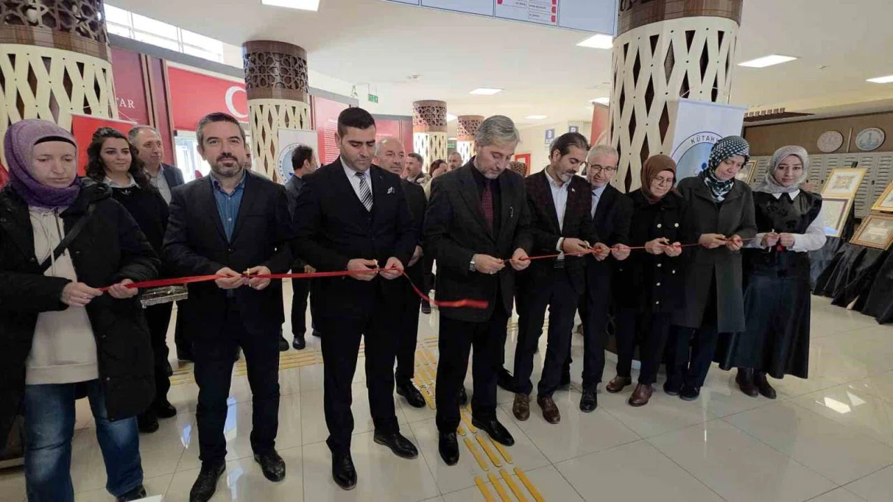 Kütahya’da Peygamber Efendimiz’in doğumunun 1500. yılı anısına hat, tezhip ve ebru sergisi açıldı