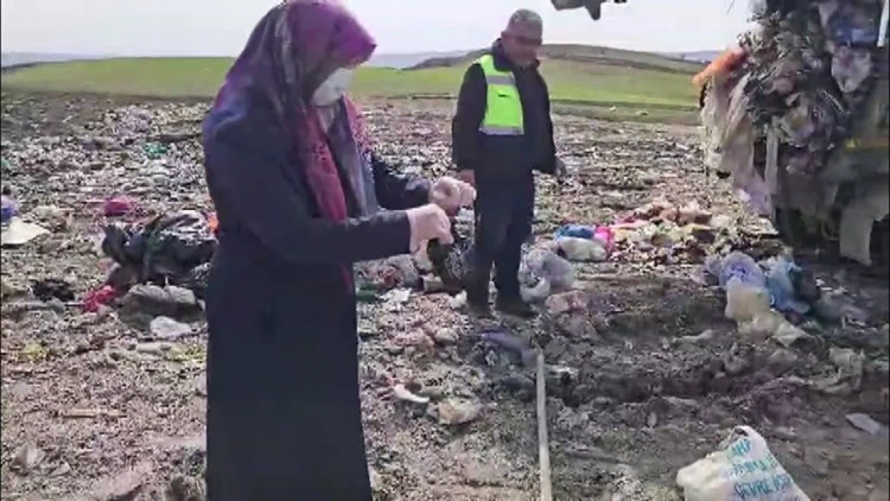 Lahana poşetinde sakladığı altınları çöpe atıldı