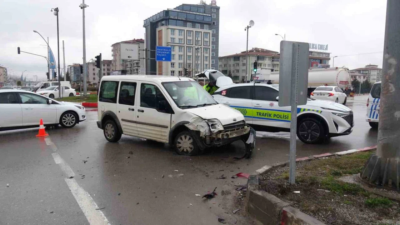 Malatya’da hafif ticari araç ile otomobil çarpıştı: 2 yaralı
