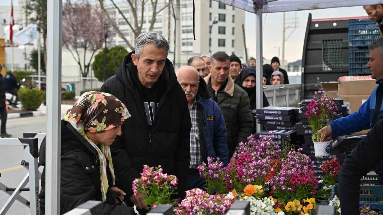 Manisa Büyükşehir Belediyesi, mezarlık ziyaretlerinde vatandaşların yanında oldu