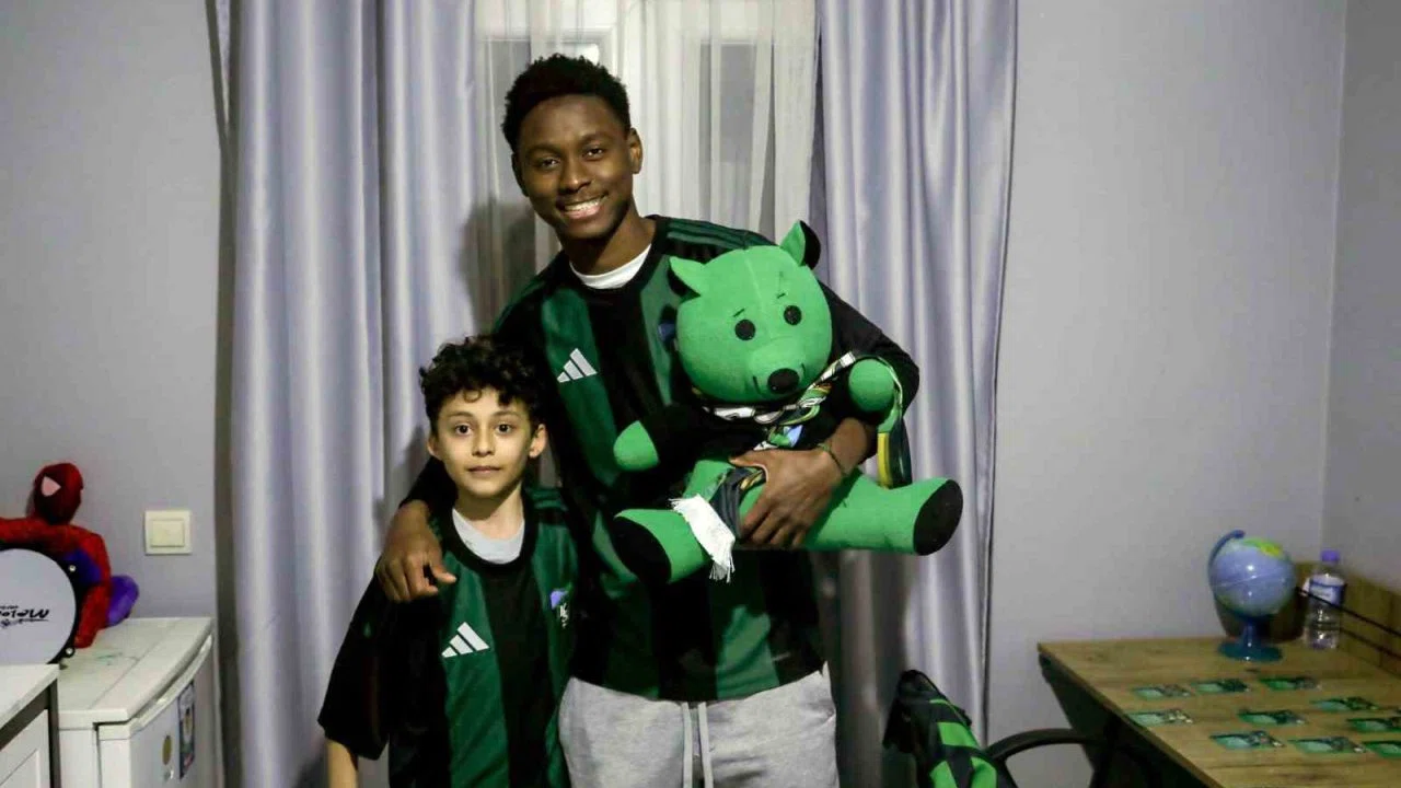 Maskot kostümünden futbolcu çıktı, çocuk taraftarın heyecandan elleri titredi