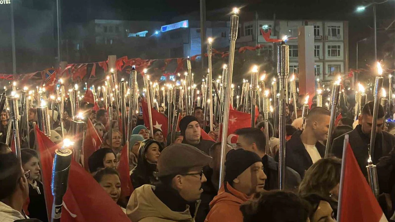 Meşaleler Çanakkale şehitleri için yandı