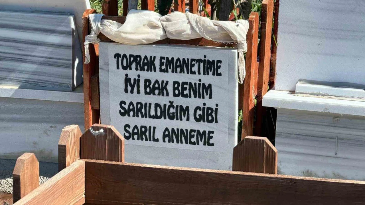 Mezar taşlarındaki her bir yazı hüzne boğuyor