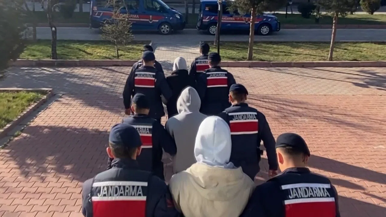 Minibüsün yan kapısının içinden bin 120 adet uyuşturucu hap çıktı