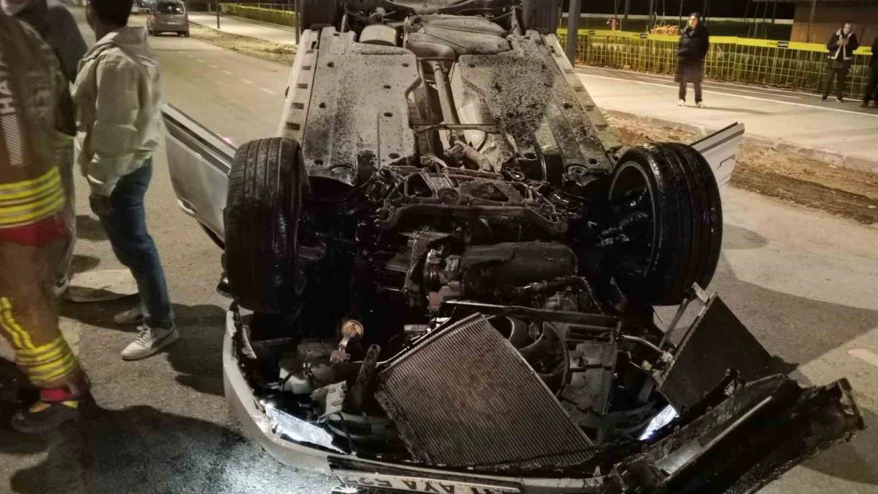 Motosiklete çarpan otomobil takla atarak ters döndü: 2 yaralı