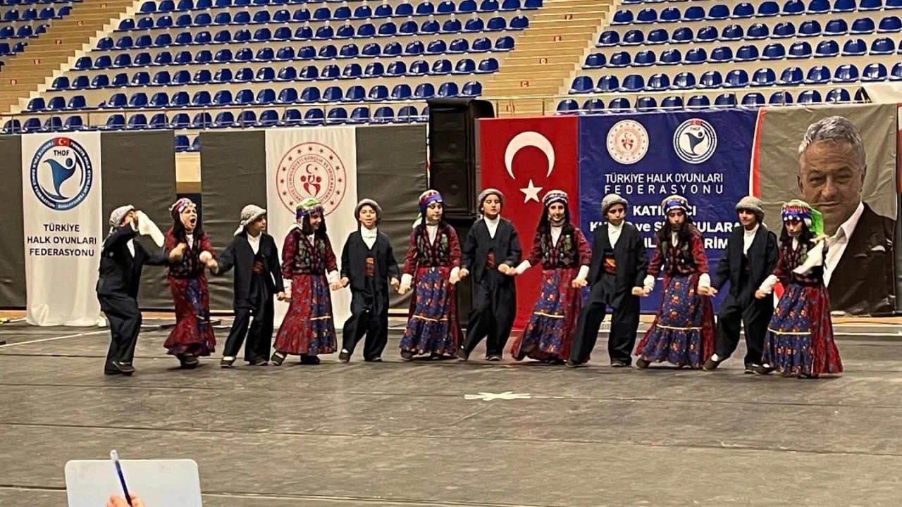 Muradiye’nin minik halk oyuncuları il birincisi oldu