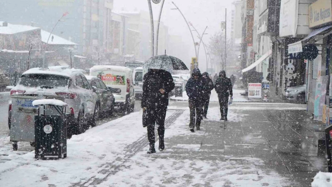 Muş’ta 40 köy yolu kapandı, mahsur kalan hasta kurtarıldı