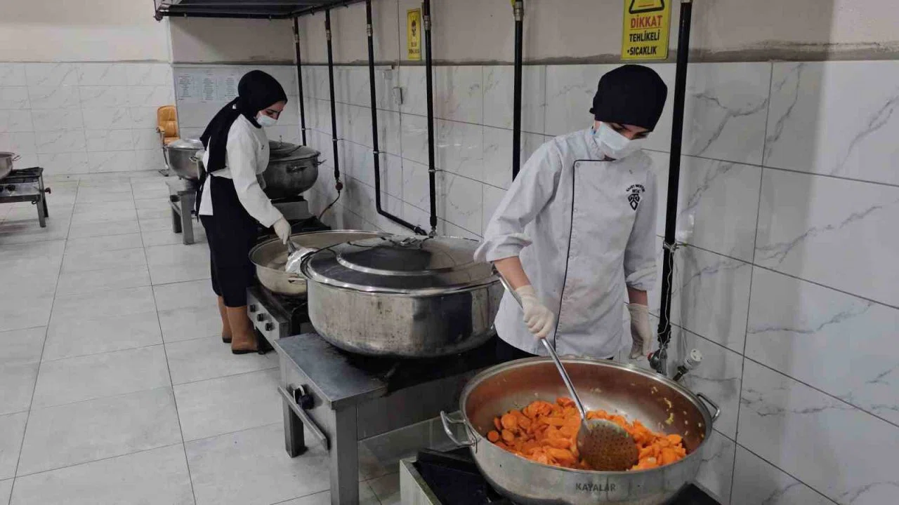 Nazilli’de iftar yemeklerini kız meslek liseliler hazırladı