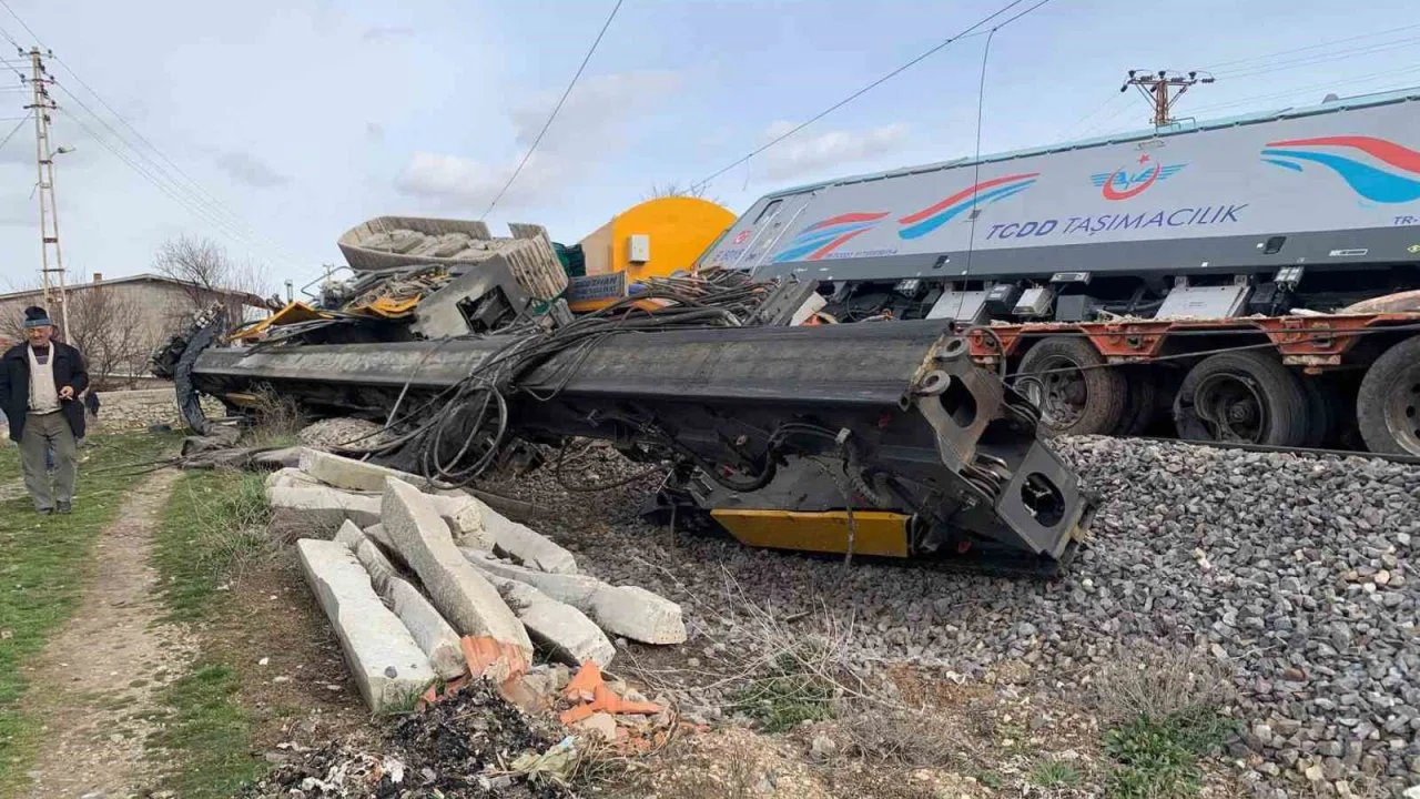Nevşehir’de yük treni tıra çarptı: 2 makinist yaralandı
