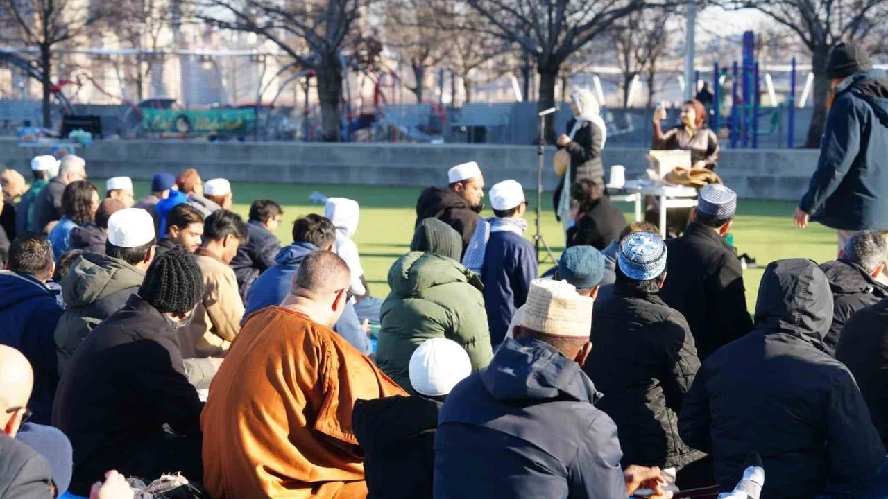 New York’ta bayram namazı sokaklara taştı