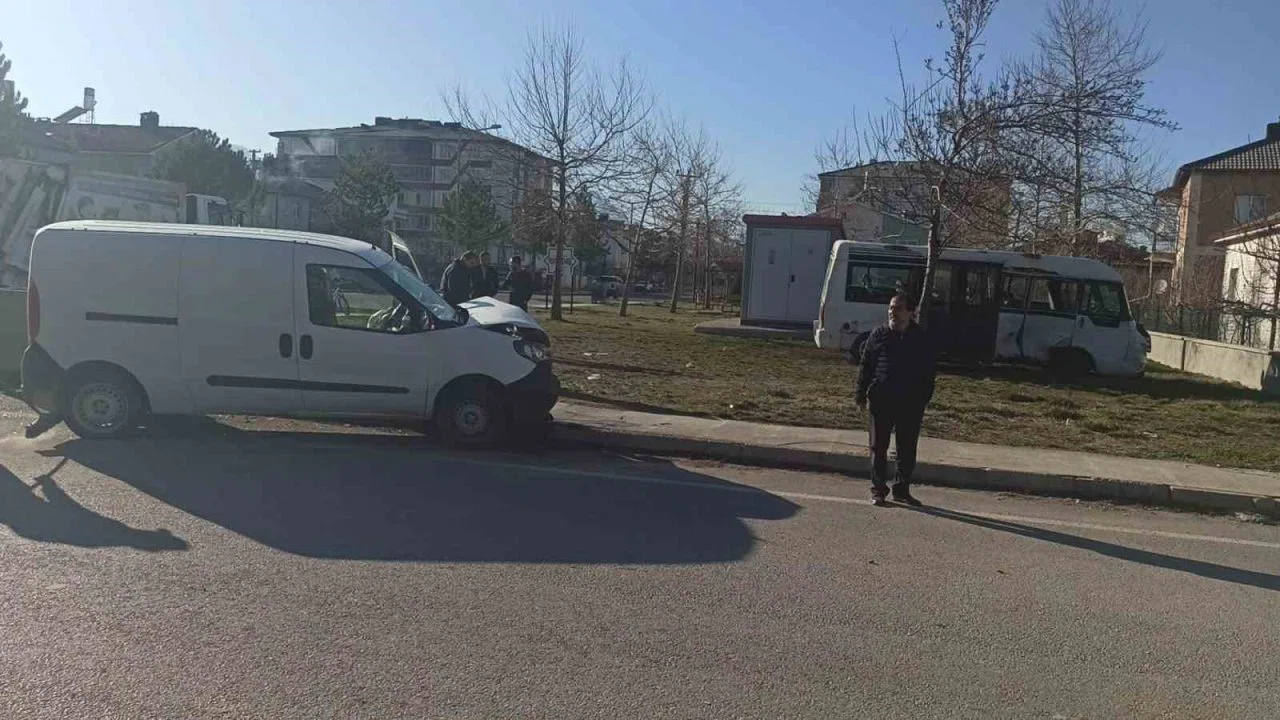 Öğrenci servisi ile hafif ticari araç çarpıştı: 2 yaralı