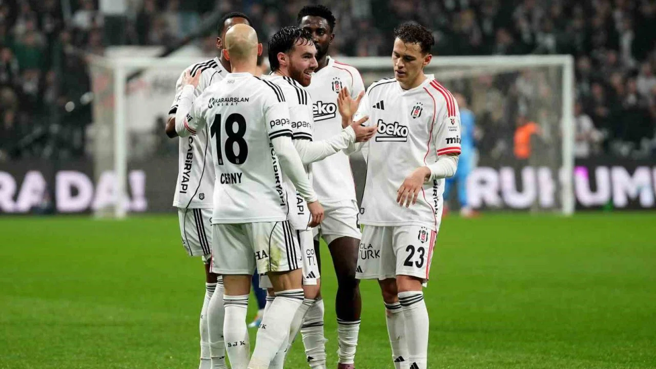 Orkun Kökçü gollerine devam ediyor