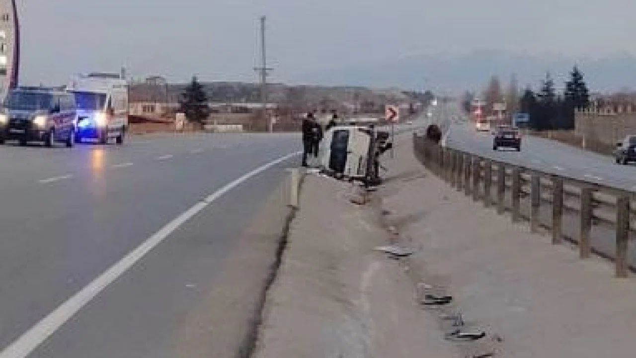 Orta refüje devrilen hafif ticari araçta 5 kişi yaralandı