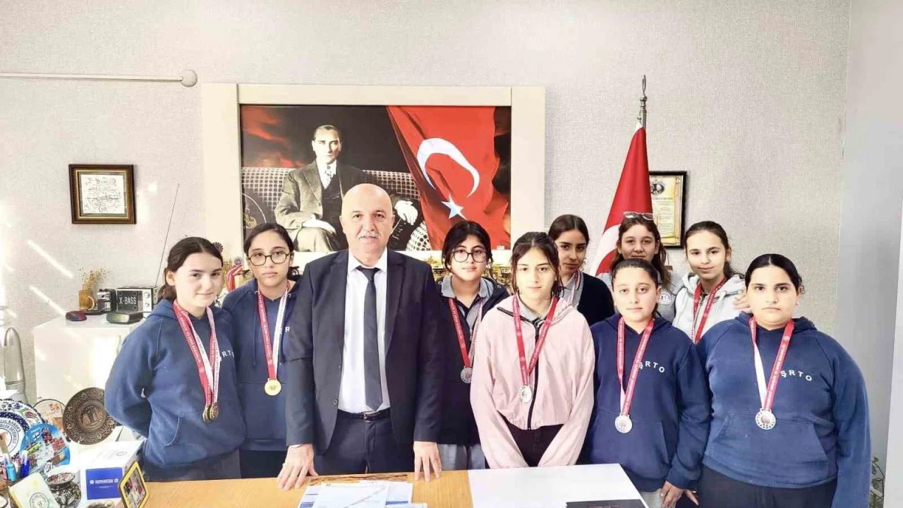 Ortaokul öğrencileri bilek güreşinde madalyalara ambargo koydu