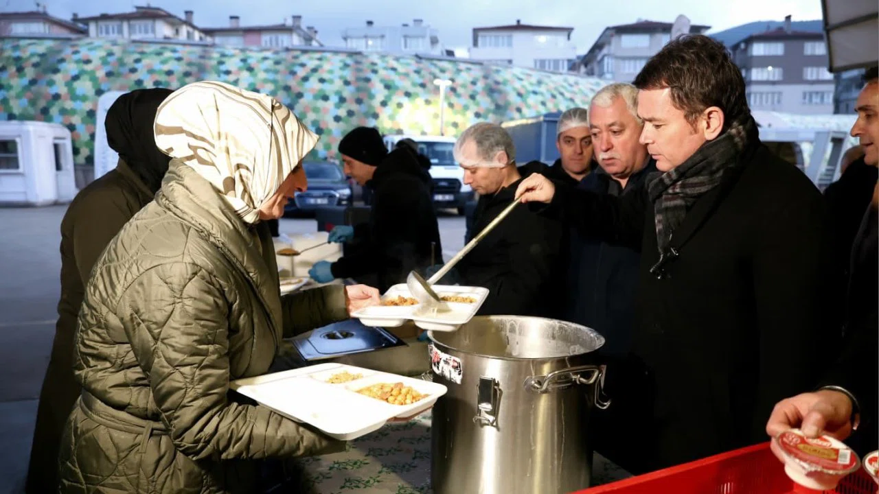 Osmangazi Belediyesi’nin iftar sofrasında yüzlerce kişi bir araya geldi