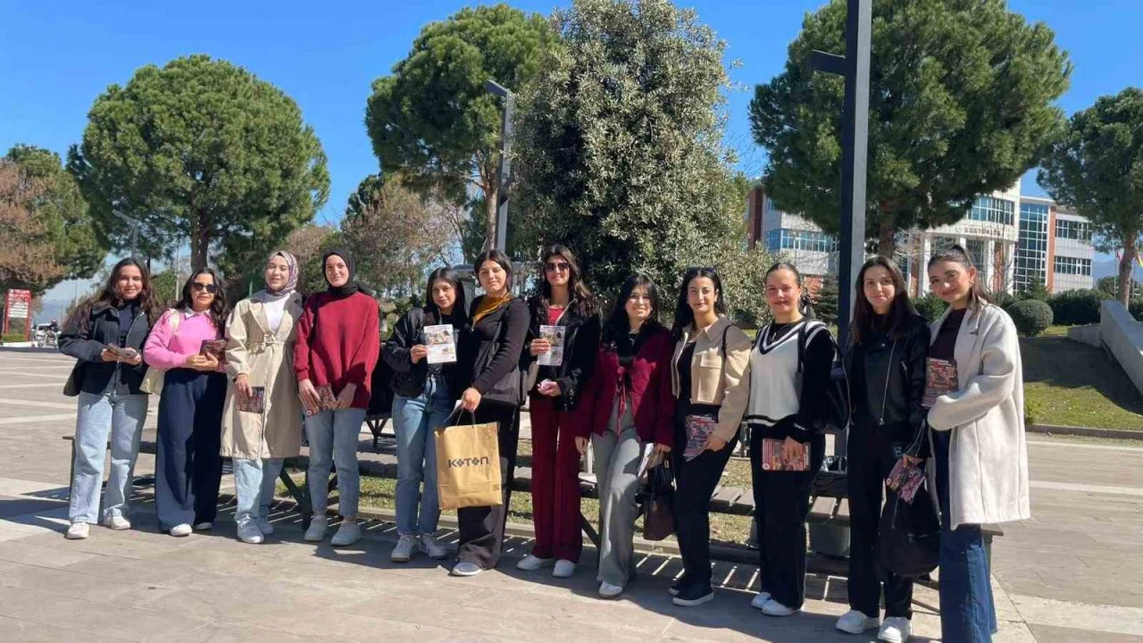 Osmaniye’de öğrenciler Kadınlar Günü’nde gül şeklinde mum dağıttı
