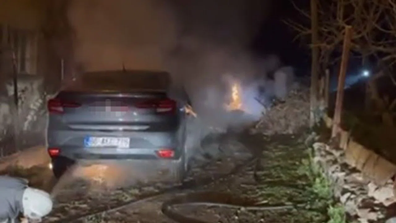 Osmaniye’de park halindeki otomobilde çıkan yangın söndürüldü