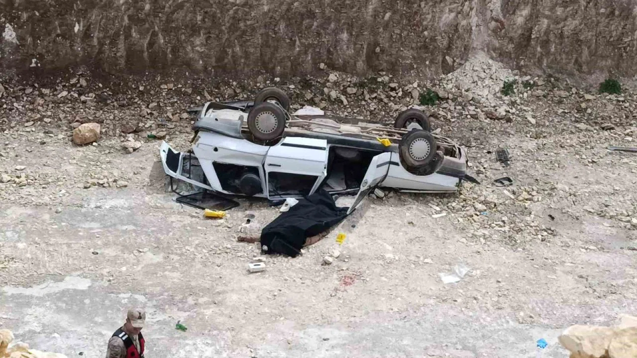 Otomobil 10 metrelik çukura düştü: 1 ölü, 1 yaralı