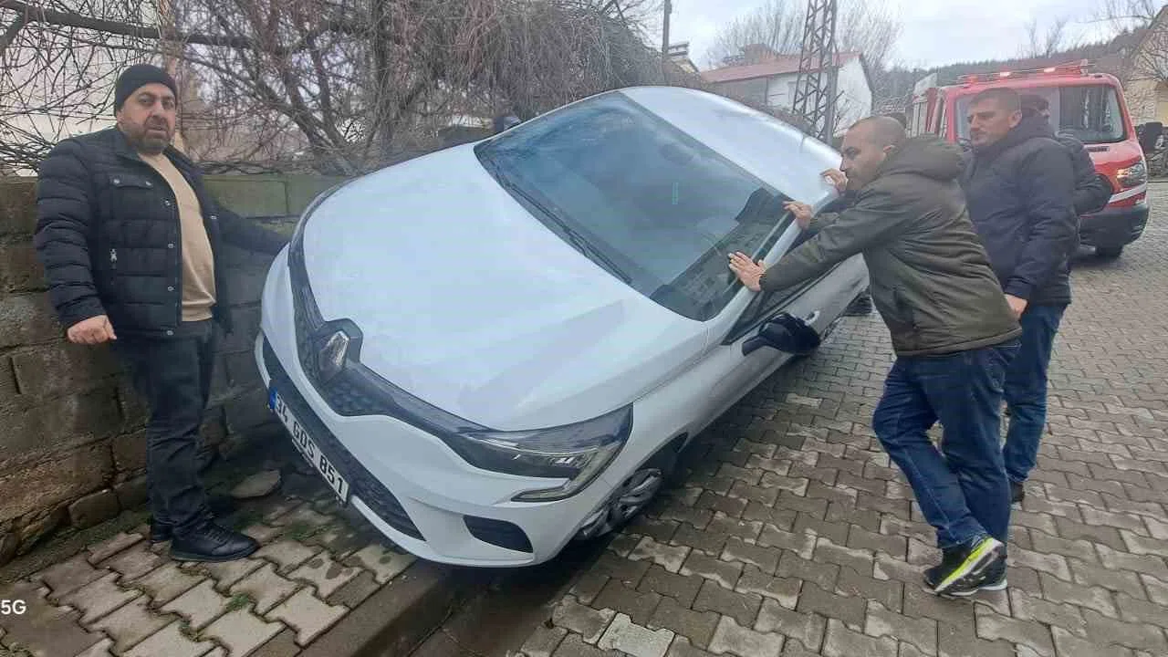 Otomobil duvara çarptı: 2 yaralı