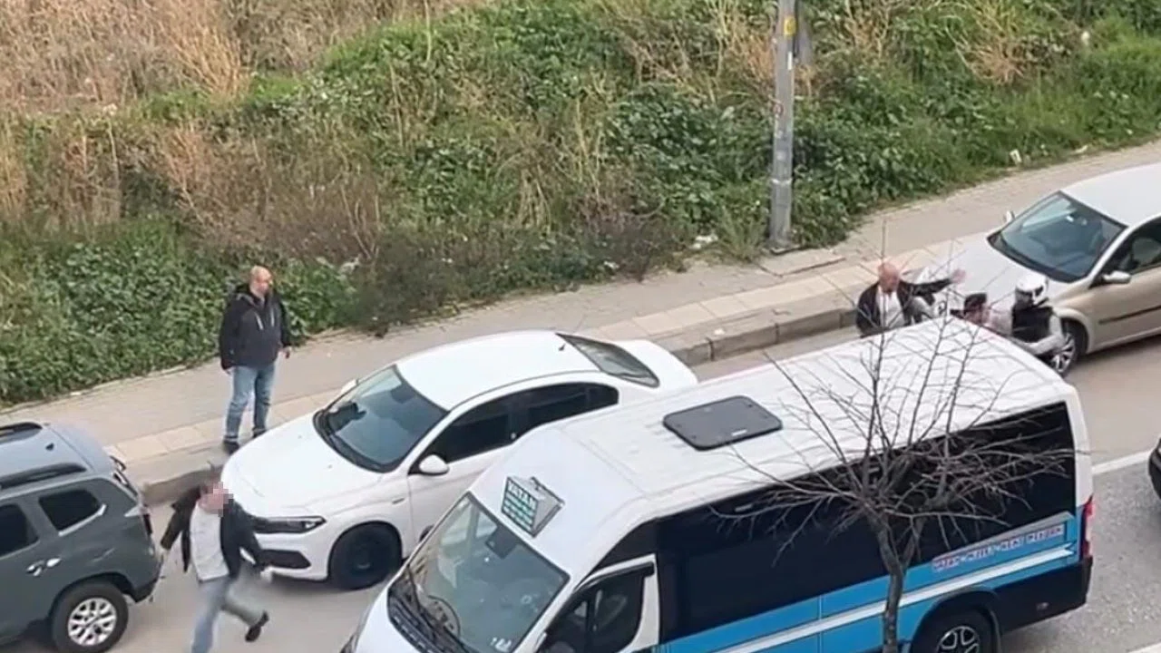 Otomobil sürücüsü motosikletliye copla saldırdı