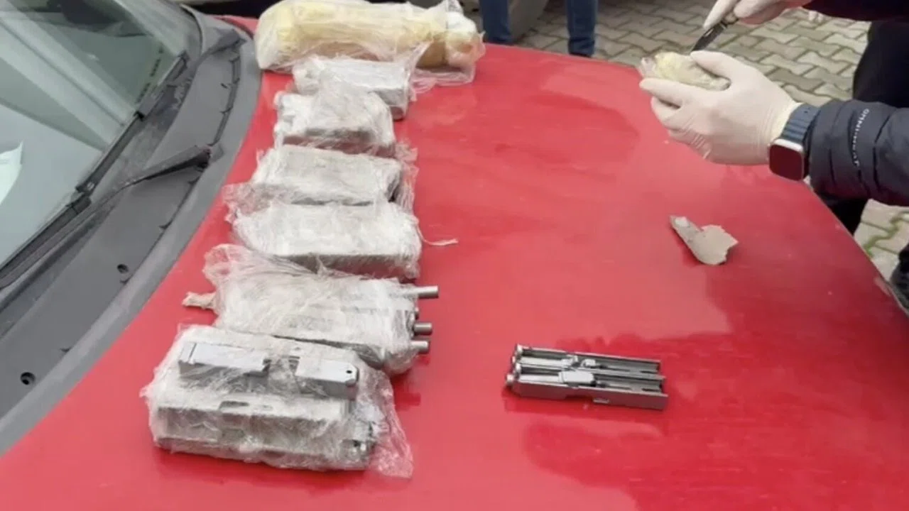 Otomobilin kapılarına zulalanmış cephanelik polis ekiplerince yakalandı