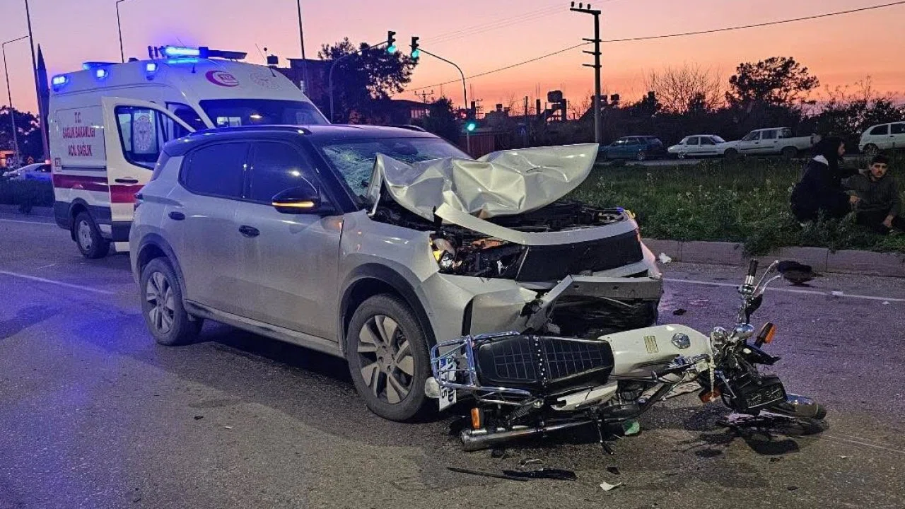 Otomobille çarpışan motosikletteki 2 kişi yaralandı