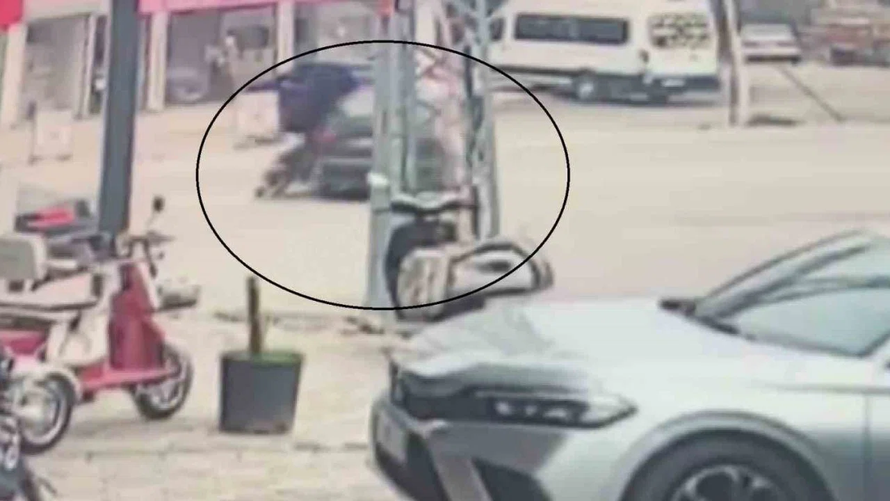 Otomobille çarpışan motosikletteki 2 kişinin yere savrulduğu anlar kamerada