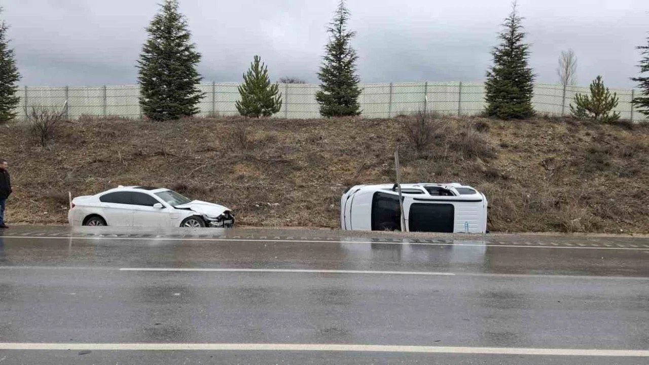 Otomobille hafif ticari aracın çarpıştığı kazada 6 kişi yaralandı
