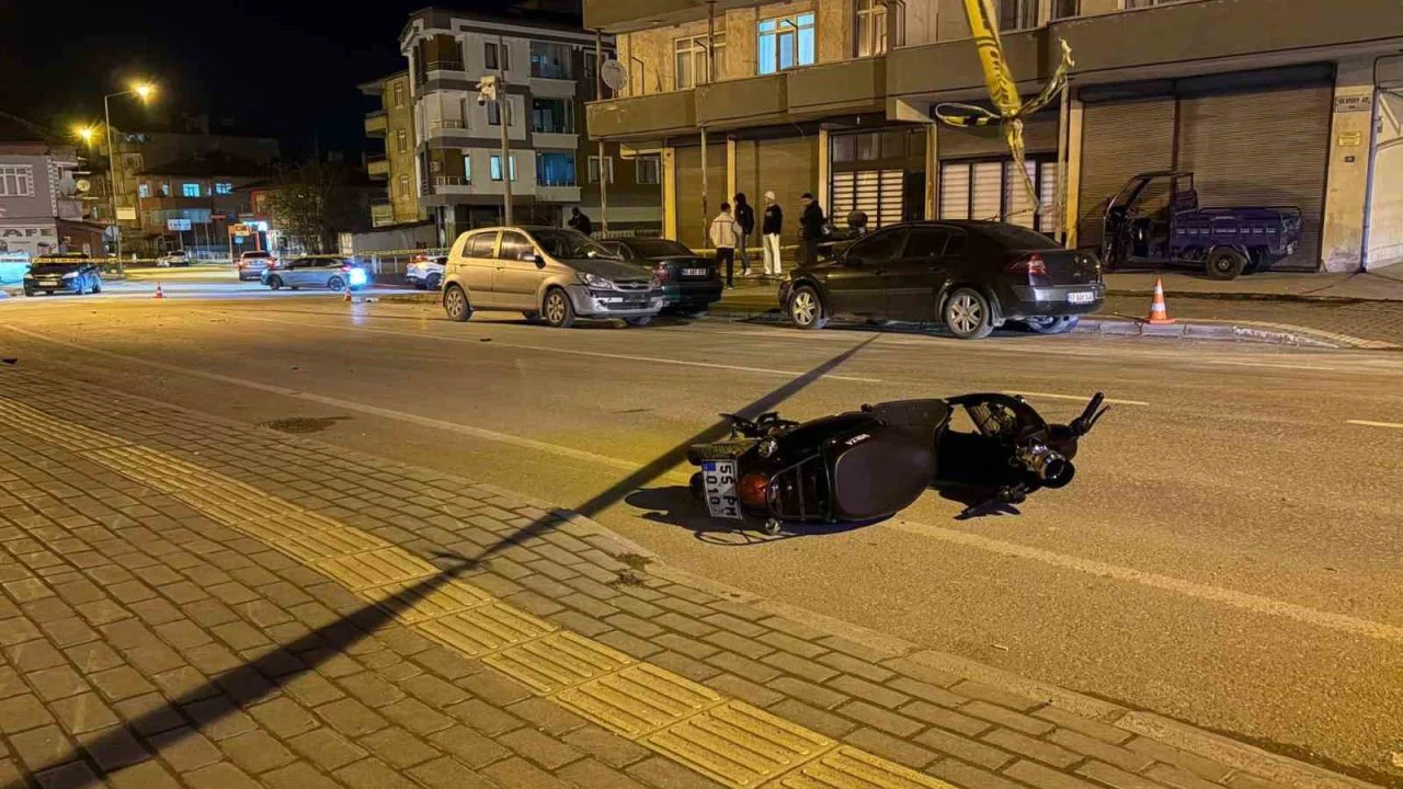 Otomobille motosiklet çarpıştı: 1 ağır yaralı