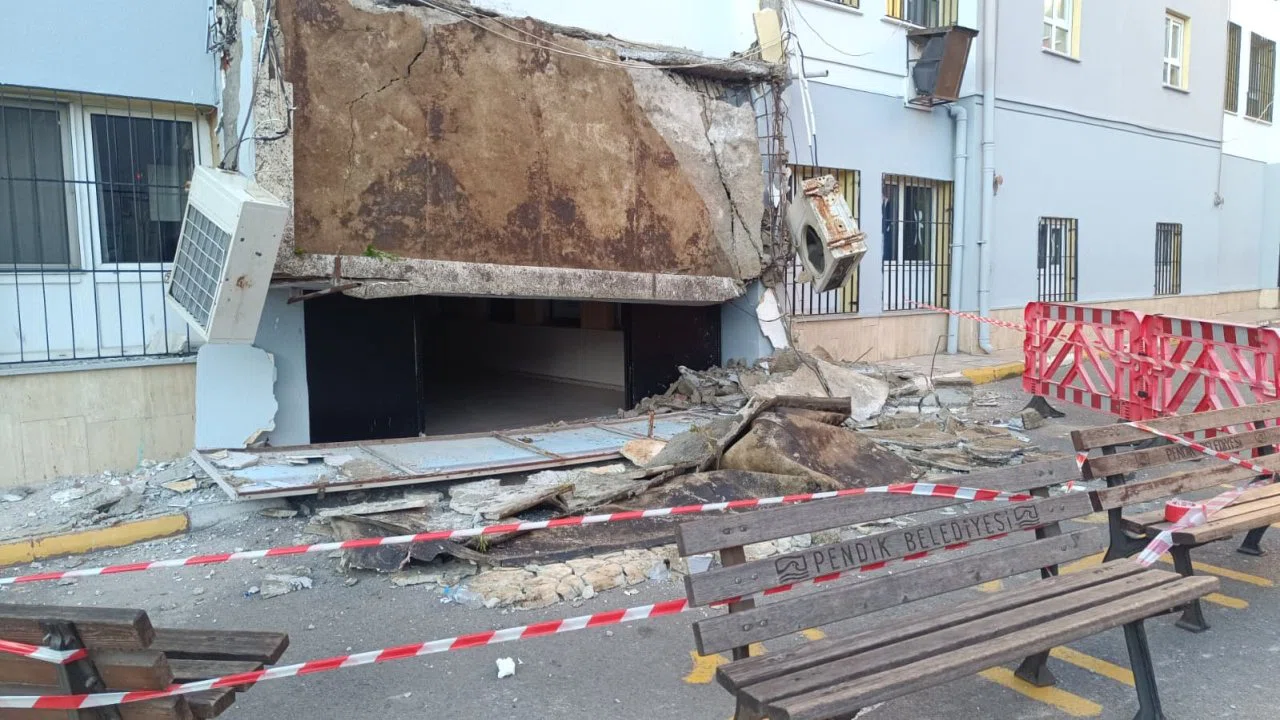 Pendik’te okulun giriş saçağı çöktü: Facianın eşiğinden dönüldü