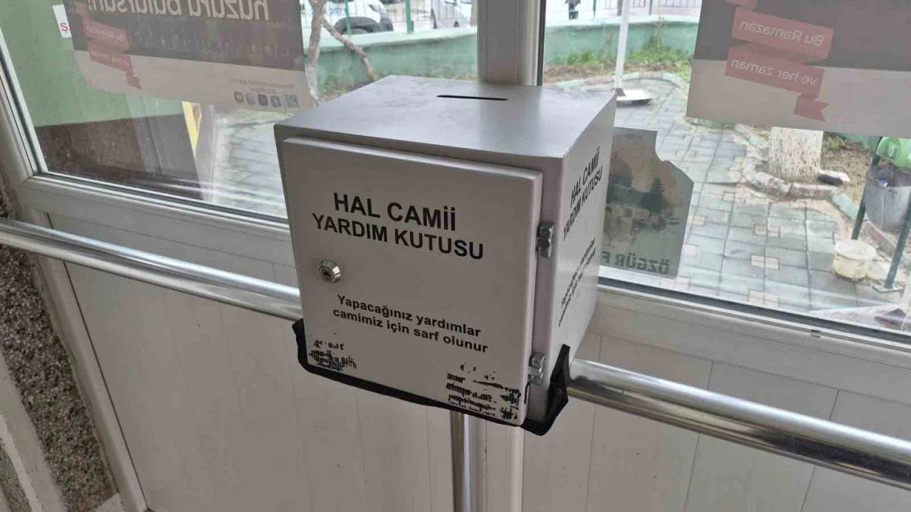 Ramazan ayında sadaka kutusunu kırıp paraları çaldılar