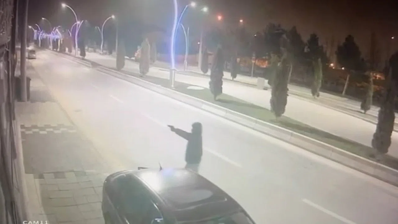 Ramazanda kapalı olan mekanın kurşunlanma anı kamerada