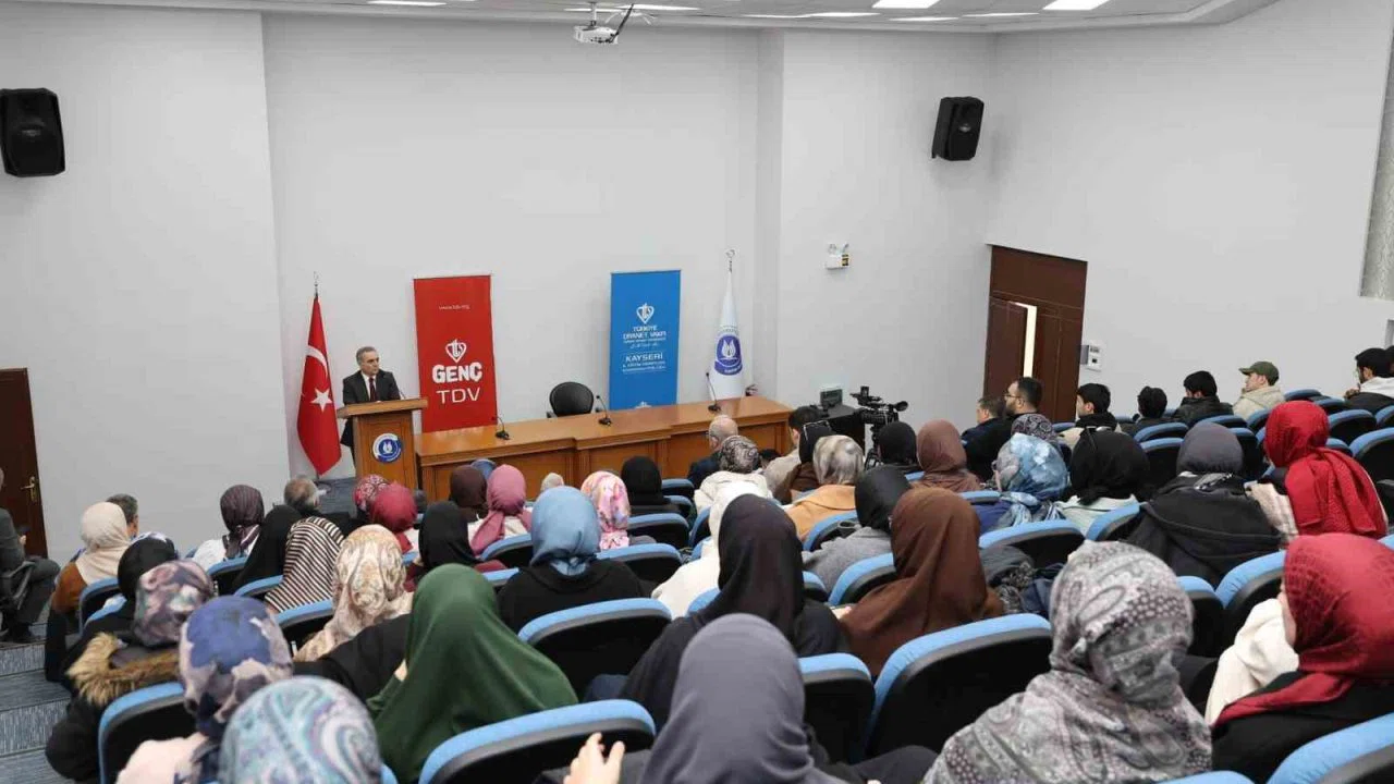 Rektör Prof. Dr. Altun, öğrencilerle kitap tahlili yaptı