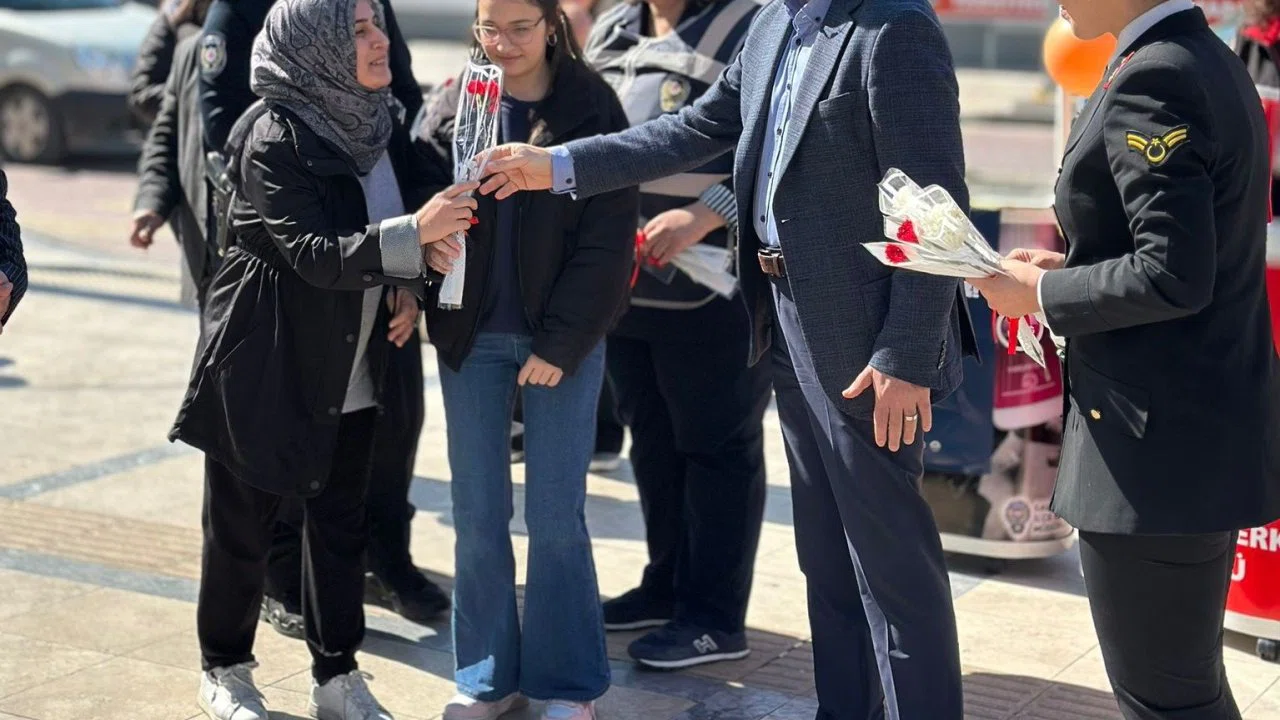 Salihli’de kadına yönelik şiddete karşı bilgilendirme stantları kuruldu