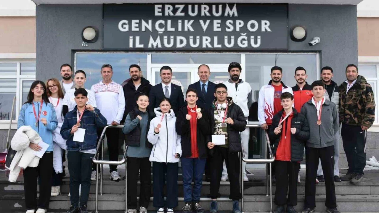Şampiyon taekwondocular ödüllendirildi