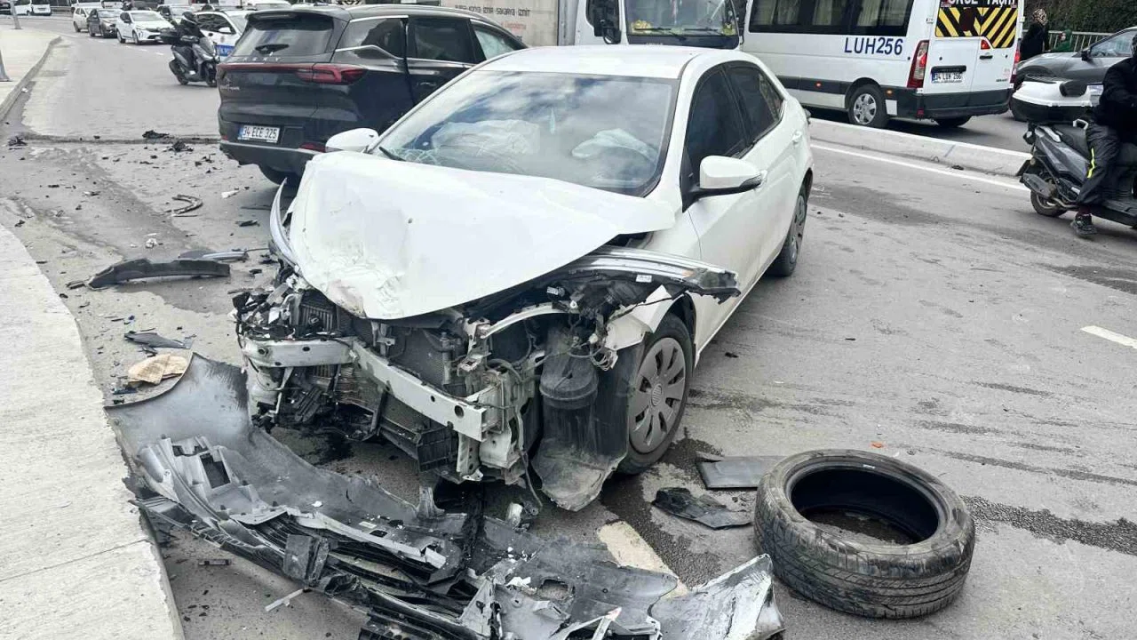 Sarıyer’de otomobil karşı şeride geçti, 4 araç birbirine girdi:  4 yaralı
