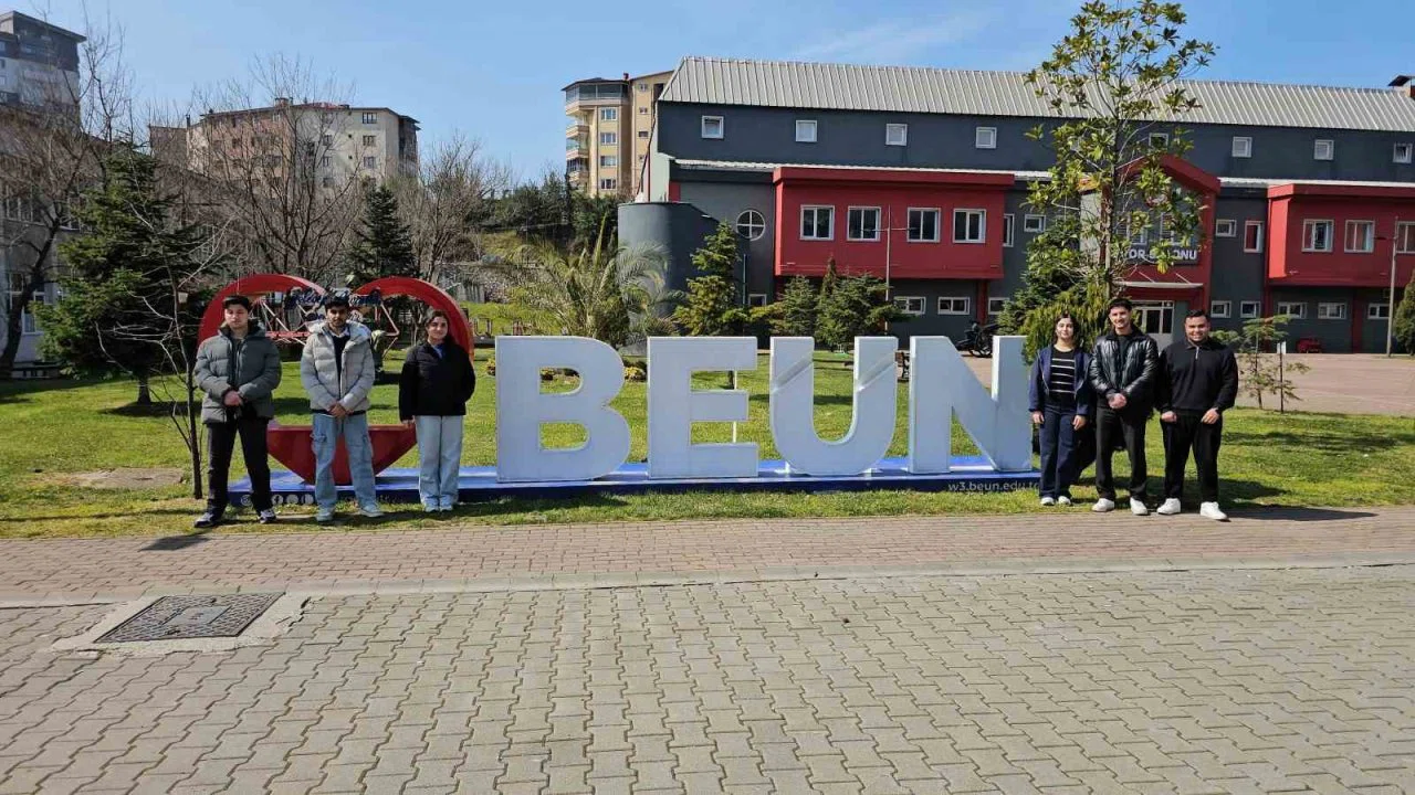 "Savaşta hiç kimse kazanmayacak" diyen uluslararası öğrenciler barış istiyor