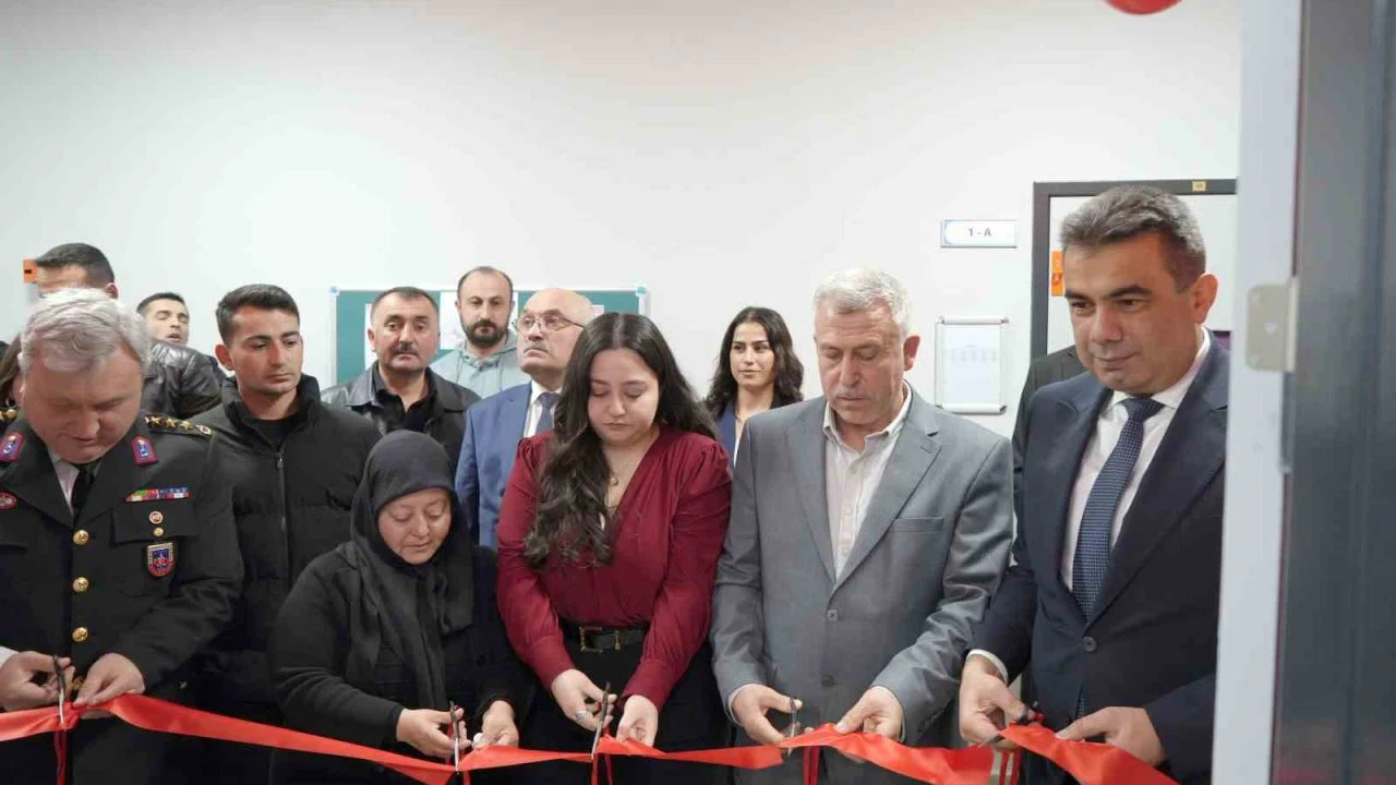 Şehidin adı köy okulundaki kütüphaneye verildi, ailesi gözyaşlarına hakim olamadı